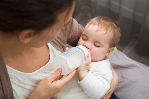 A­n­n­e­ ­s­ü­t­ü­ ­b­e­b­e­ğ­i­ ­k­o­r­o­n­a­v­i­r­ü­s­e­ ­k­a­r­ş­ı­ ­k­o­r­u­y­o­r­